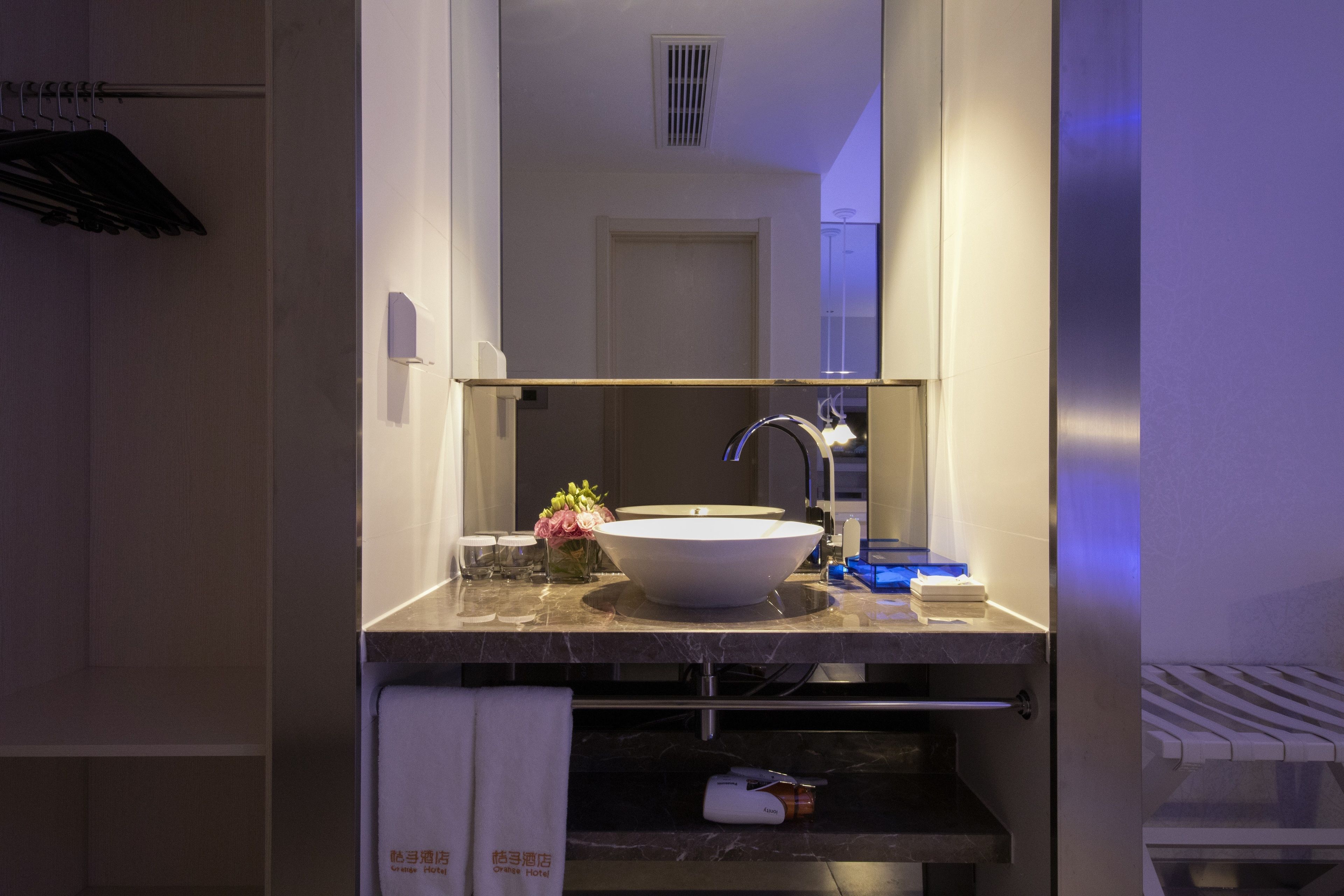 shower, rainfall showerhead, free toiletries, hair dryer