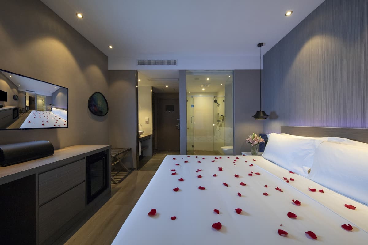 Chăn bông, nệm có lớp đệm bông, minibar, két bảo mật tại phòng