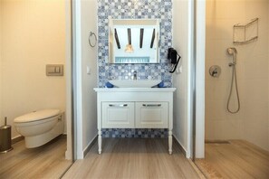 Villa, 2 habitaciones | Baño | Regadera y toallas 