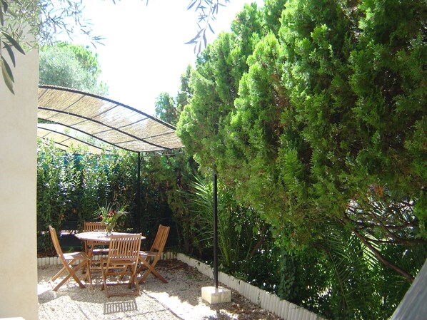 Outdoor dining - 40 m² duplex apartment with air conditioning in villa with garden and parking space (Antibes)