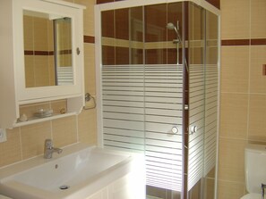 Towels - 40 m² duplex apartment with air conditioning in villa with garden and parking space (Antibes)