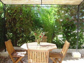 Outdoor dining - 40 m² duplex apartment with air conditioning in villa with garden and parking space (Antibes)
