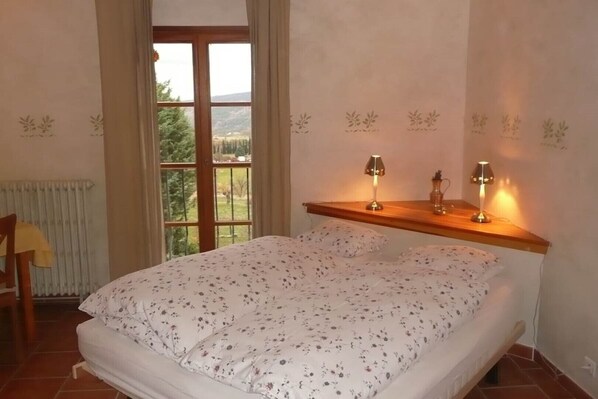 1 chambre, fer et planche à repasser, lit de bébé portatif