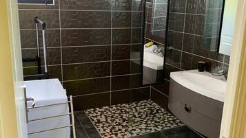 Douche, sĂšche-cheveux, serviettes fournies, savon