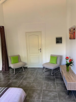 1 habitación, tabla de planchar con plancha, wifi gratis y ropa de cama 