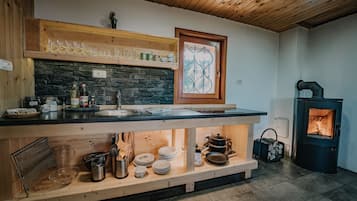Chalet de lujo, 2 habitaciones (Ojstrica) | Cocina privada | Frigorífico, placa de cocina, trona infantil y utensilios de cocina