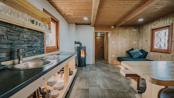 Chalet de lujo, 2 habitaciones (Ojstrica) | Cocina privada | Frigorífico, placa de cocina, trona infantil y utensilios de cocina