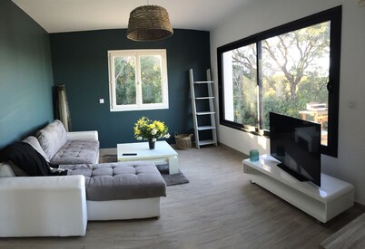 NUEVA VILLA EN PROPIEDAD CON VISTA AL MAR, playa y tiendas 1.2 km, se admiten mascotas