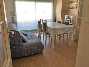 TV - Cozy 2-Room Cabin Close to the Beach with Private Parking (Fort-Mahon-Plage)
