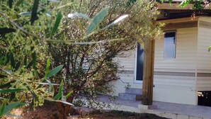 A small, single-story building with a wooden porch and a window. - Mobile home in Figari at the Hamlet of San Gavino (Figari)