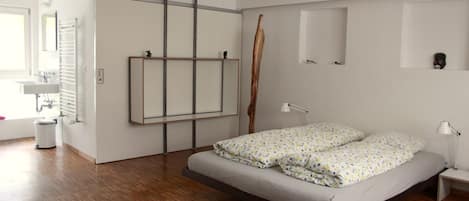 Decoración personalizada, muebles diferentes, escritorio y camas extra