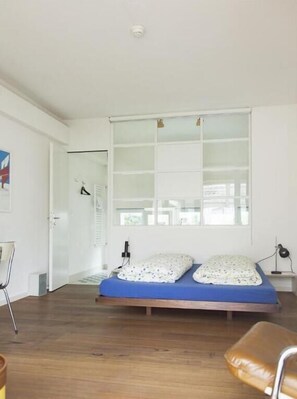 Individually decorated, individually furnished, desk, rollaway beds - Basel Backpack - Hostel (Basel)