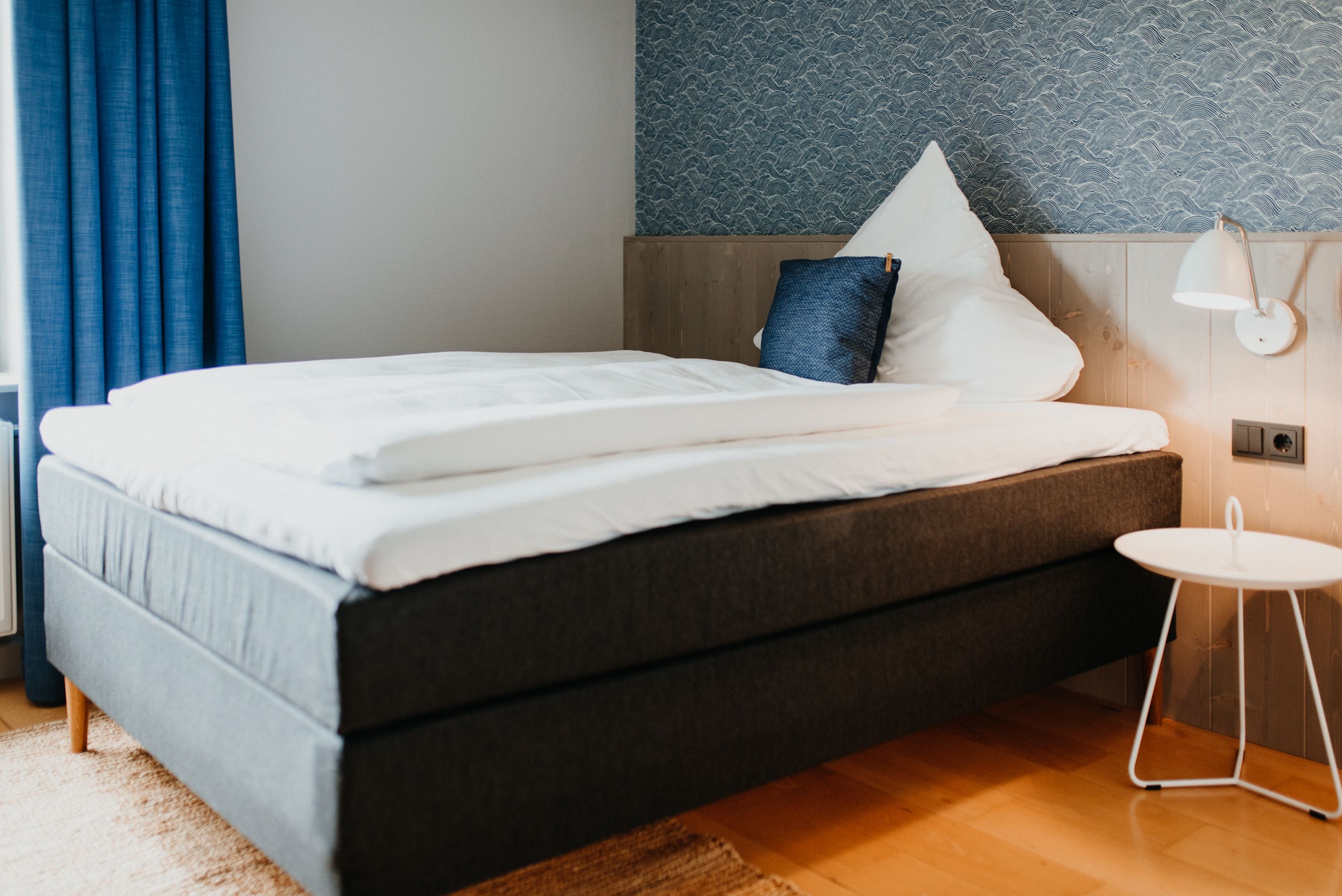 single room | desk, free wifi, bed sheets, wheelchair access