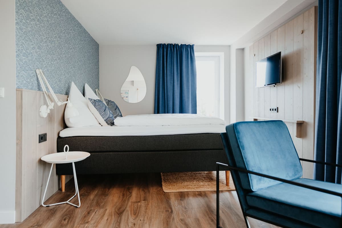 Desk, WiFi (free), bed sheets
