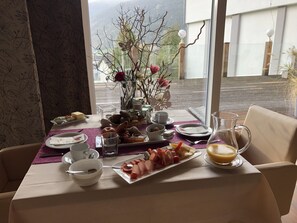 Free daily buffet breakfast
