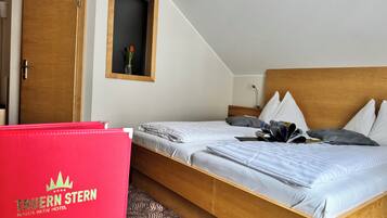 Habitación doble clásica, vista a la montaña | Caja de seguridad en la habitación, escritorio y cortinas blackout