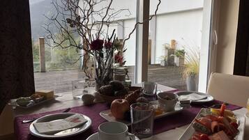 TĂ€gliches inbegriffenes FrĂŒhstĂŒcksbuffet