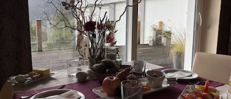 Free daily buffet breakfast
