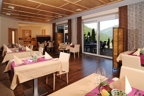 Se sirven cenas y cocina regional 