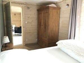 3 slaapkamers, een strijkplank/strijkijzer, wifi