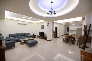 Lobby sitting area - Peng Yuan B&B (Magong)