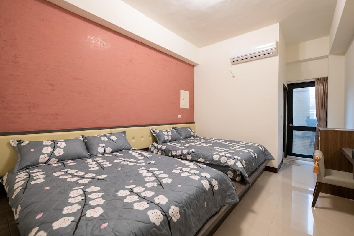Standard Quadruple Room (302) | Desk, blackout drapes, WiFi (free), bed sheets