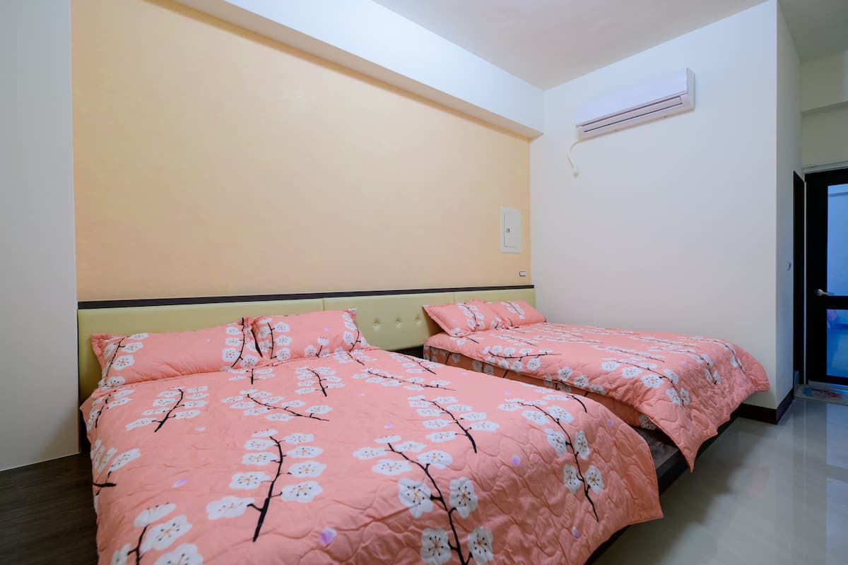 Standard Quadruple Room (202) | Desk, blackout drapes, WiFi (free), bed sheets