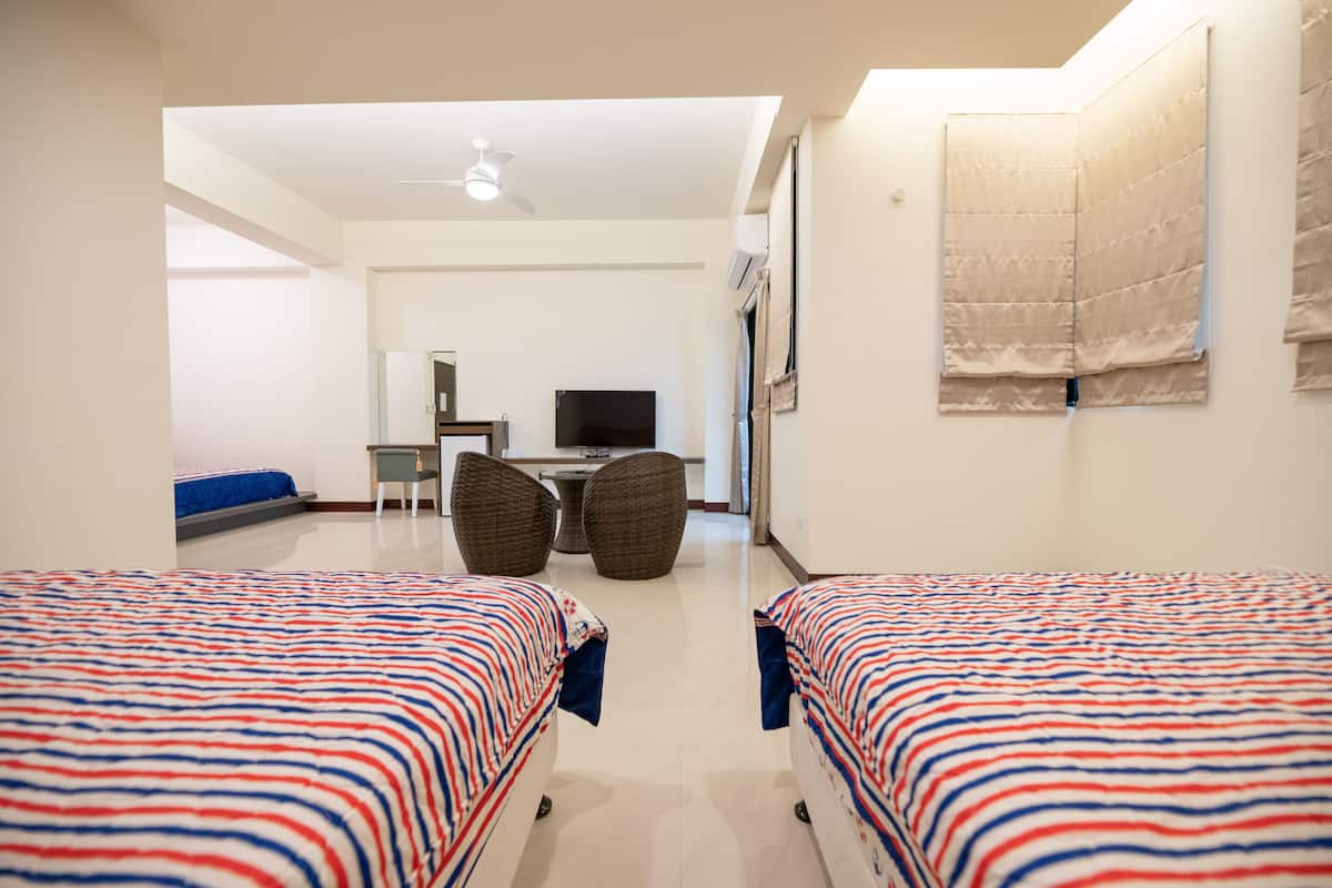 Family Room (201) | Desk, blackout drapes, WiFi (free), bed sheets