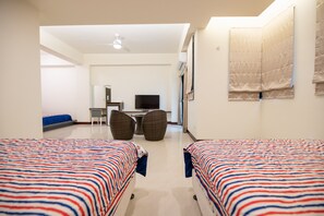 Chambre Familiale (201) | Bureau, rideaux occultants, Wi-Fi gratuit, draps fournis