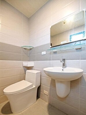 Standard Quadruple Room (302) | Bathroom | Shower, rainfall showerhead, free toiletries, hair dryer