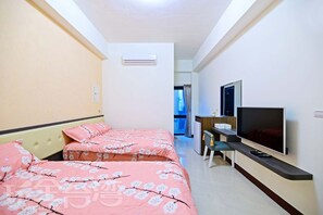 標準四人房 (202) | 書桌、遮光布/窗簾、免費無線上網、床單