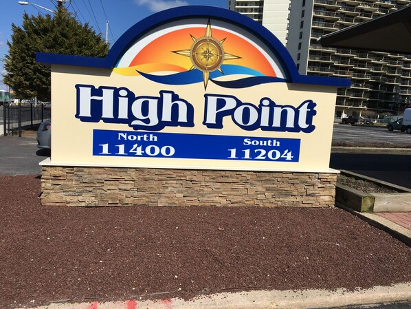 Een bord met High Point en de adressen Noord 11400 en Zuid 11204.