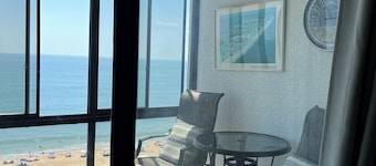 Condominio bellamente renovado con vista completa al mar y a la bahía