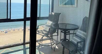 Quaint Condo On Beach & Bayview, steps to beach & pool. Full&mini wks available