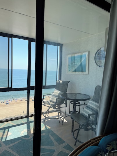 Beautiful Clean Condo On Beach &Bayview, steps to beach &pool. Full & Mini weeks
