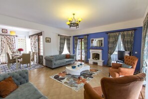 Villa, 3 slaapkamers | Woonruimte | Een lcd-televisie