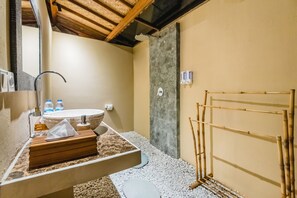 Douche, articles de toilette gratuits, sèche-cheveux, peignoirs