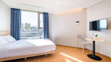 Estúdio superior, no canto | Escrivaninha, espaço de trabalho para notebook, quartos à prova de som