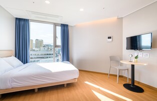 슈페리어 코너 스튜디오 | 책상, 노트북 작업 공간, 방음 설비, 무료 WiFi