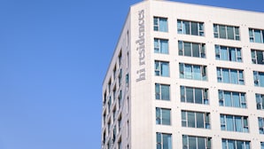 Un edificio moderno con un cielo despejado al fondo.