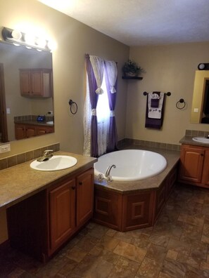 Toallas, jabón, papel de baño 