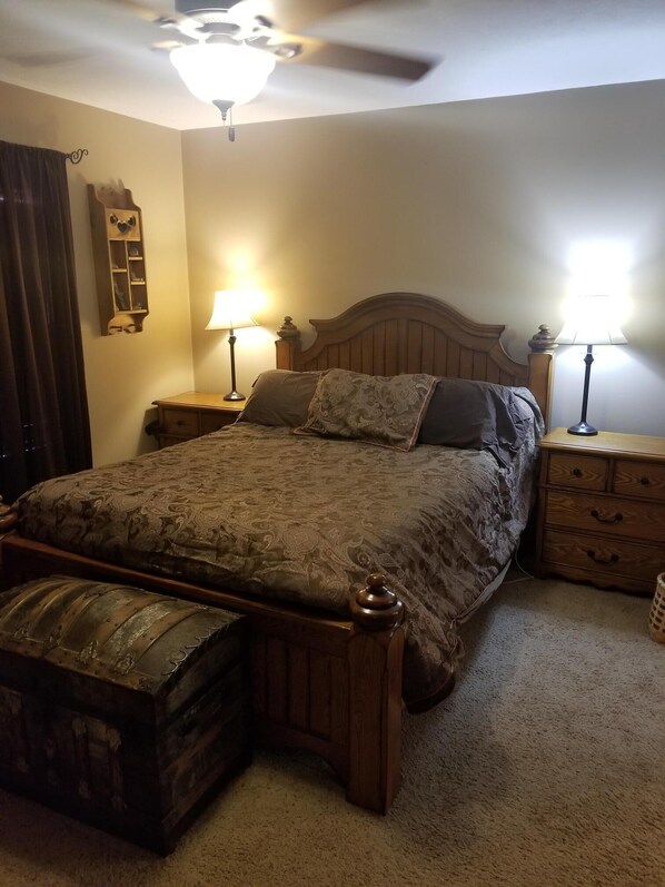 3 habitaciones, escritorio y tabla de planchar con plancha 