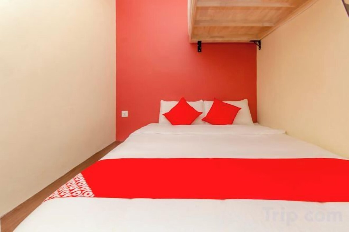 Desk, free WiFi, bed sheets