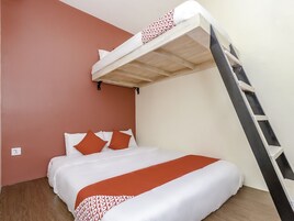 Superior Suite | Desk, free WiFi, bed sheets