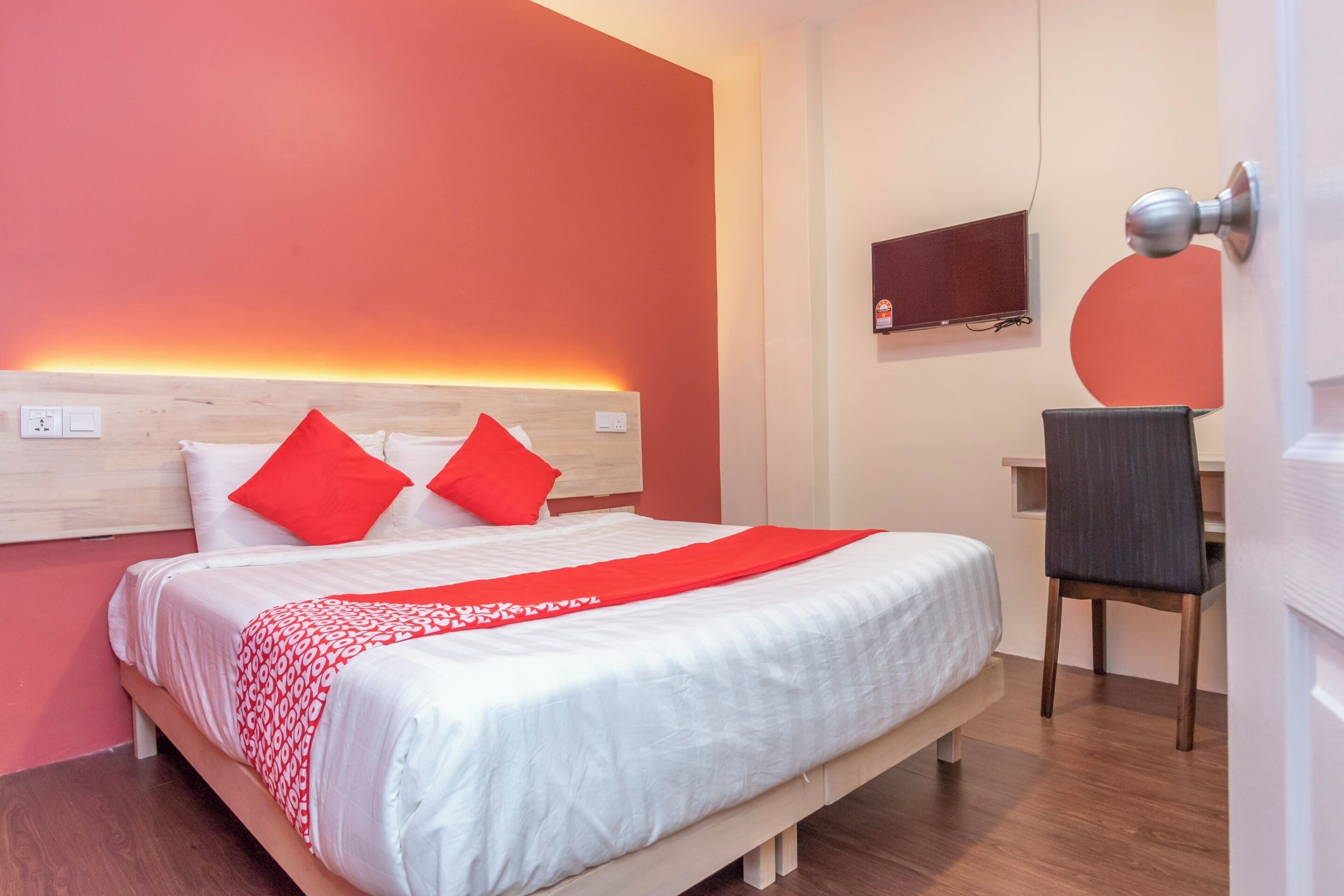 Desk, WiFi (free), bed sheets
