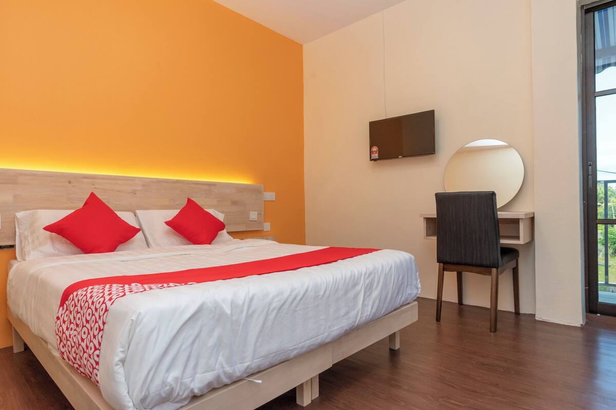 Desk, WiFi (free), bed sheets