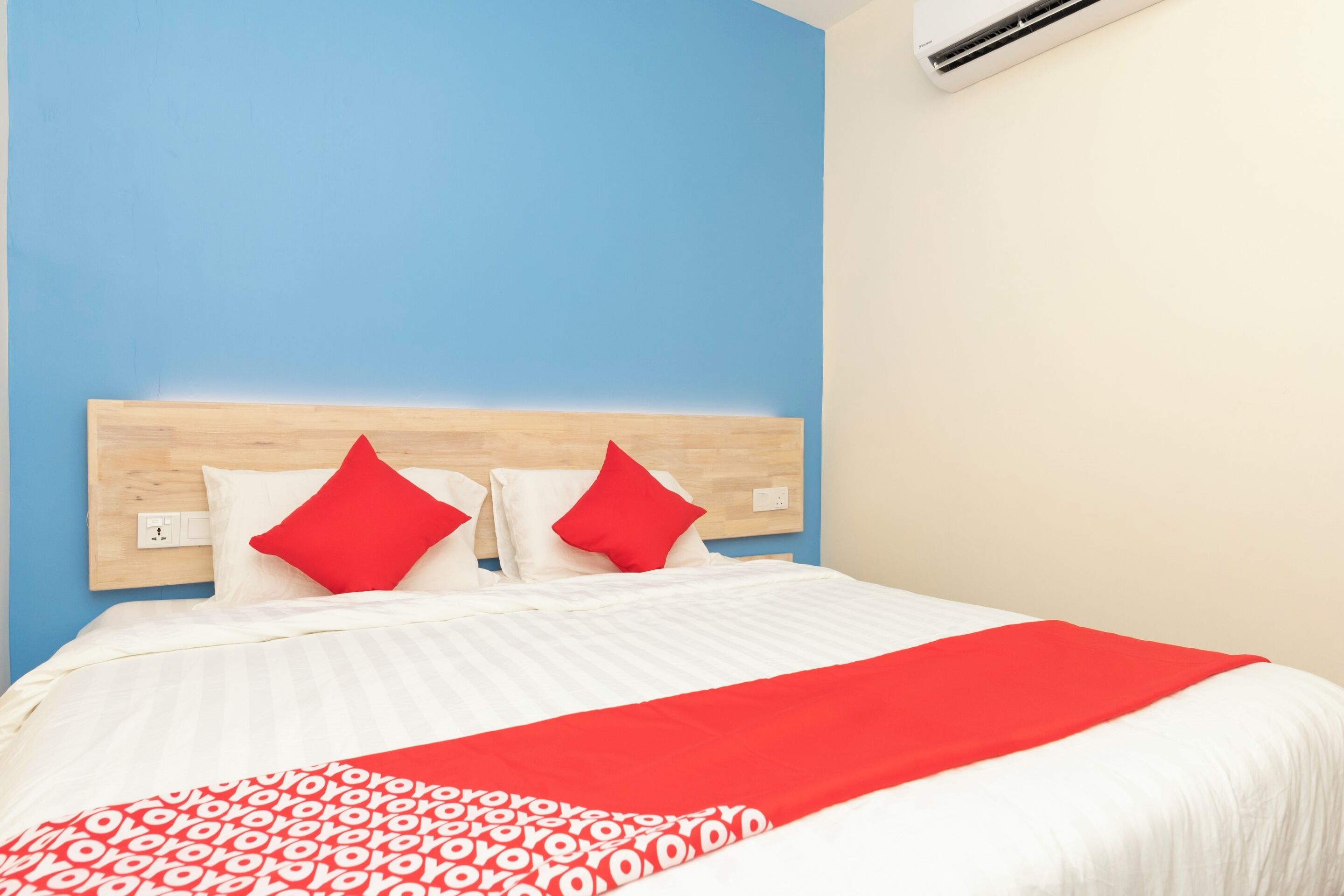 Desk, WiFi (free), bed sheets
