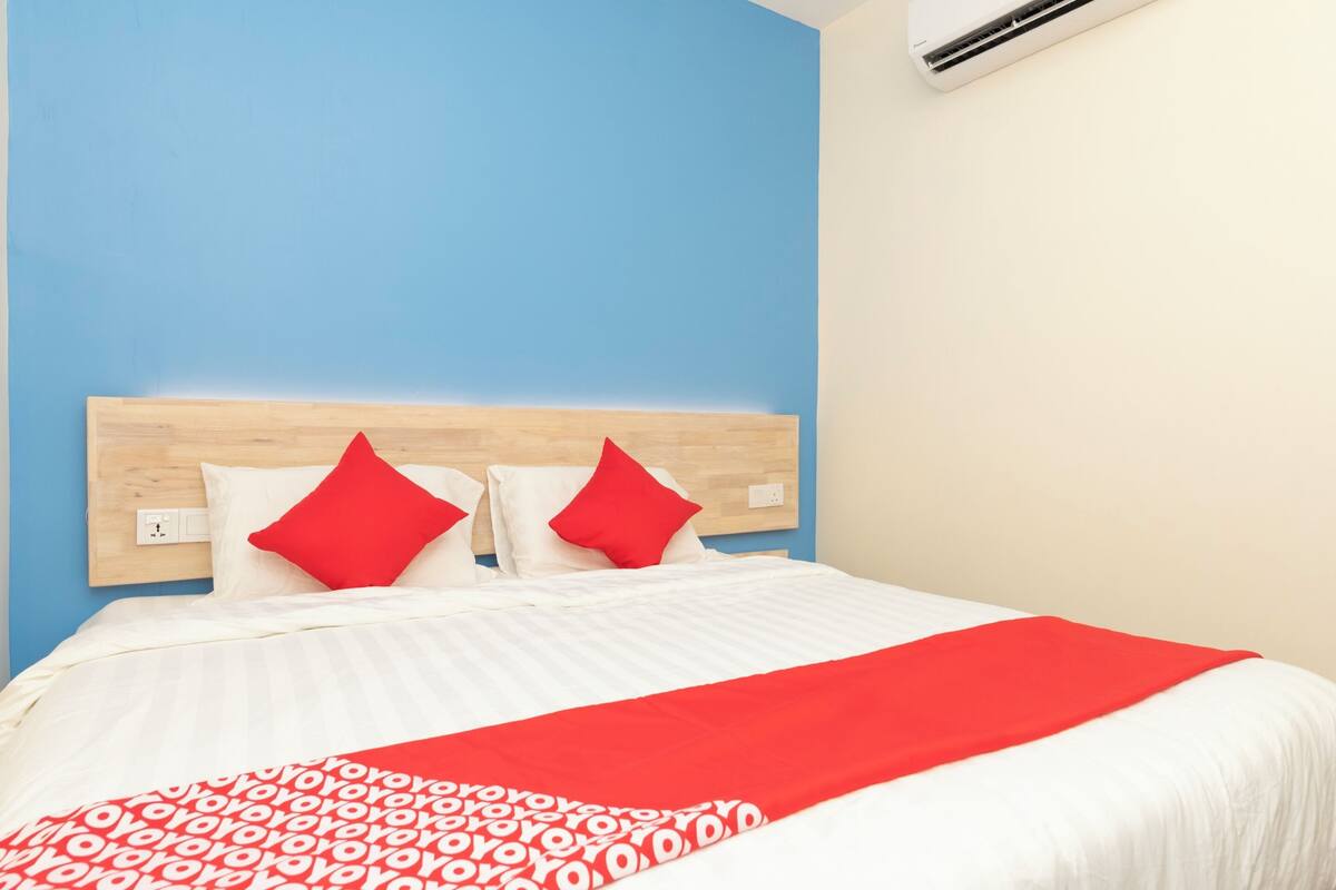 Desk, WiFi (free), bed sheets