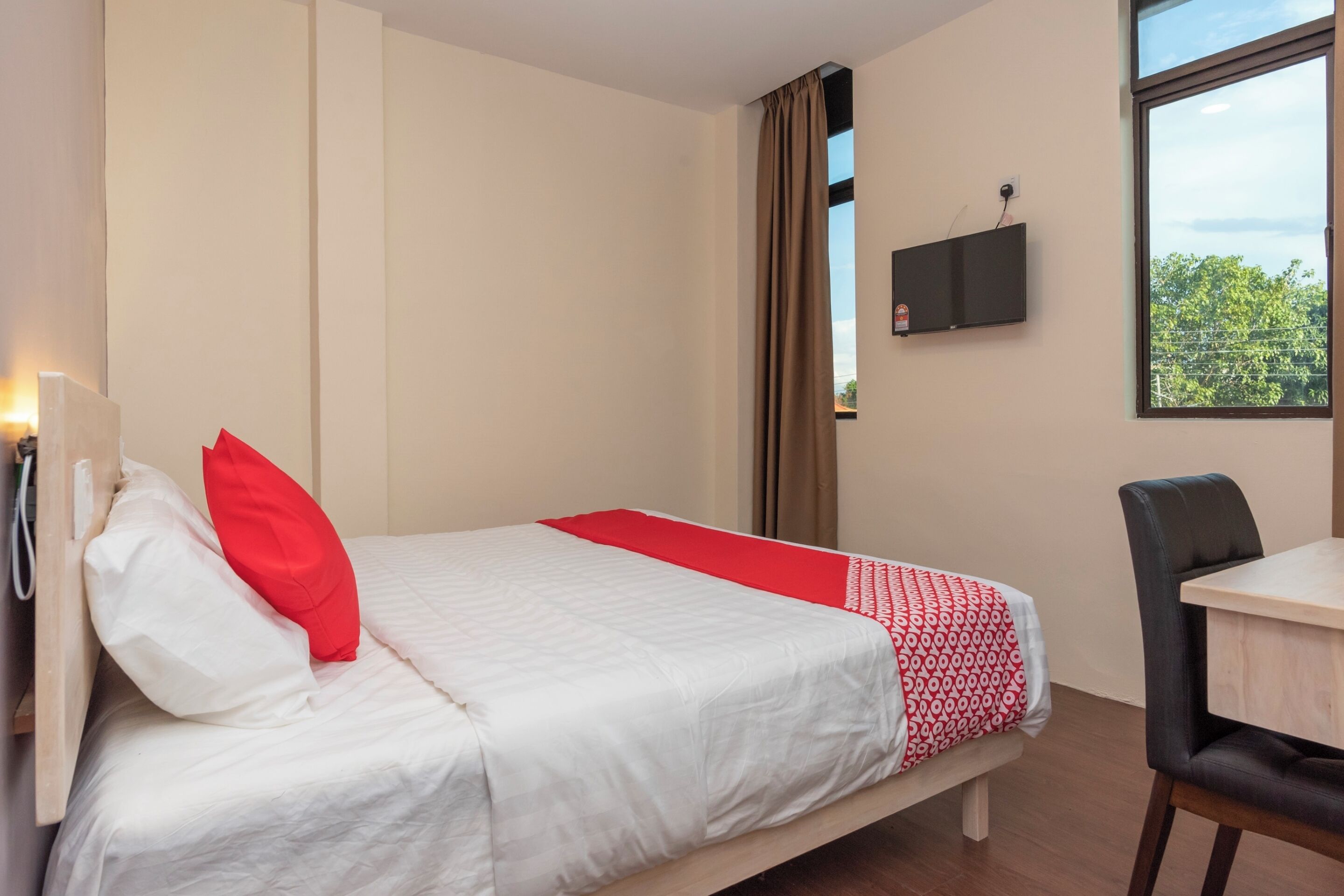 Desk, WiFi (free), bed sheets