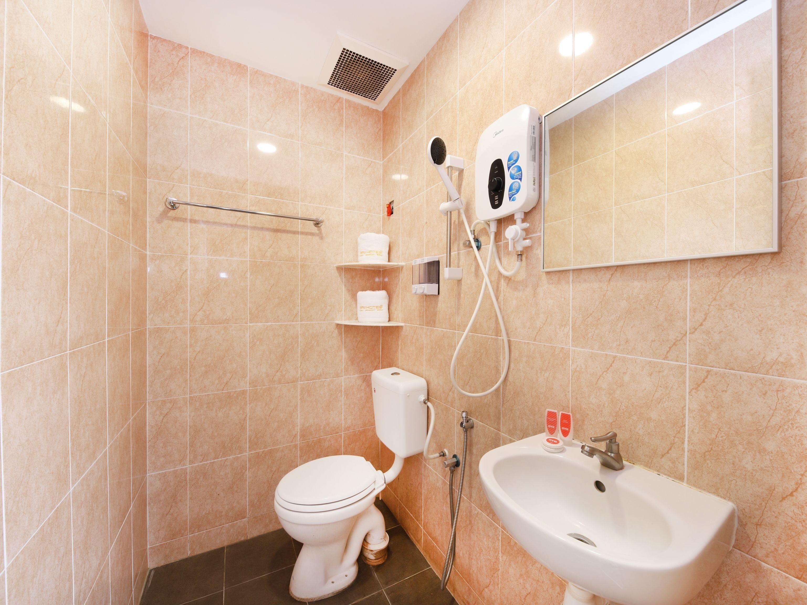 Un baño moderno con inodoro, bidé y lavamanos.